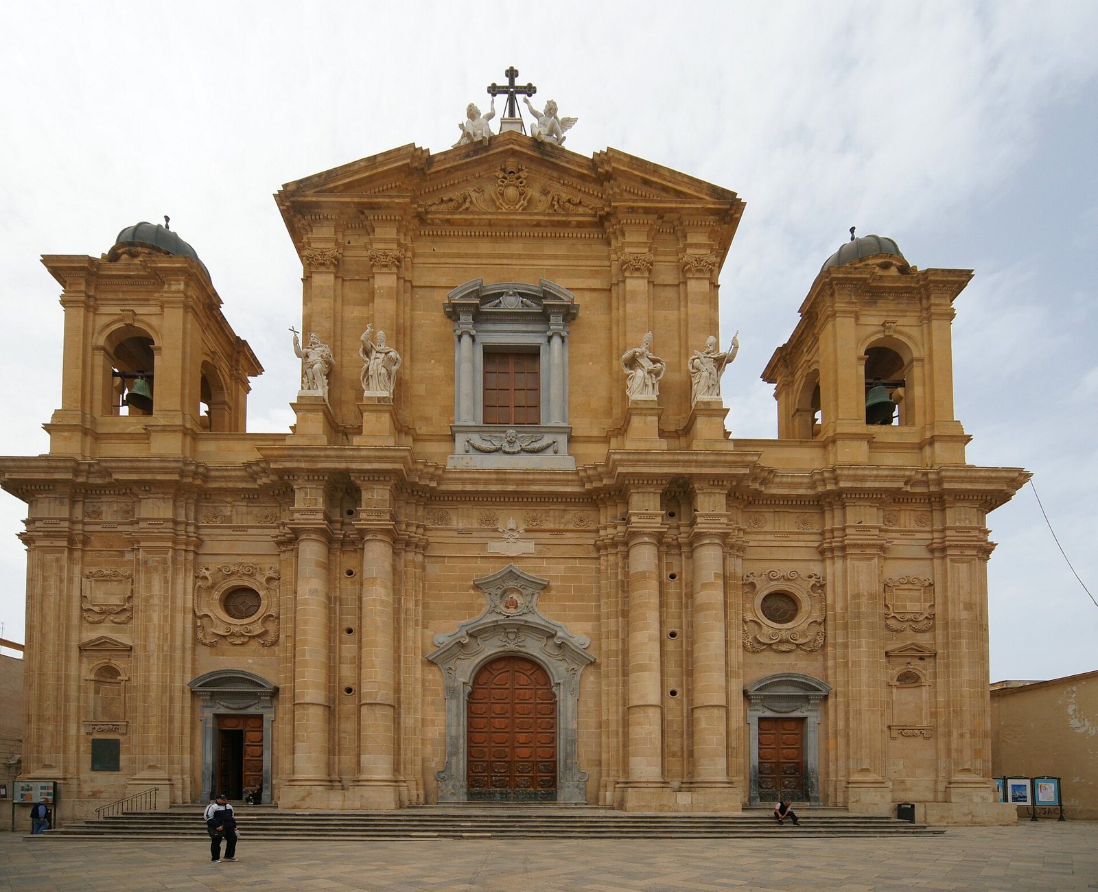 La facciata barocca della Chiesa Madre di Marsala, con i due campanili, le statue dei santi e la scalinata sulla piazza