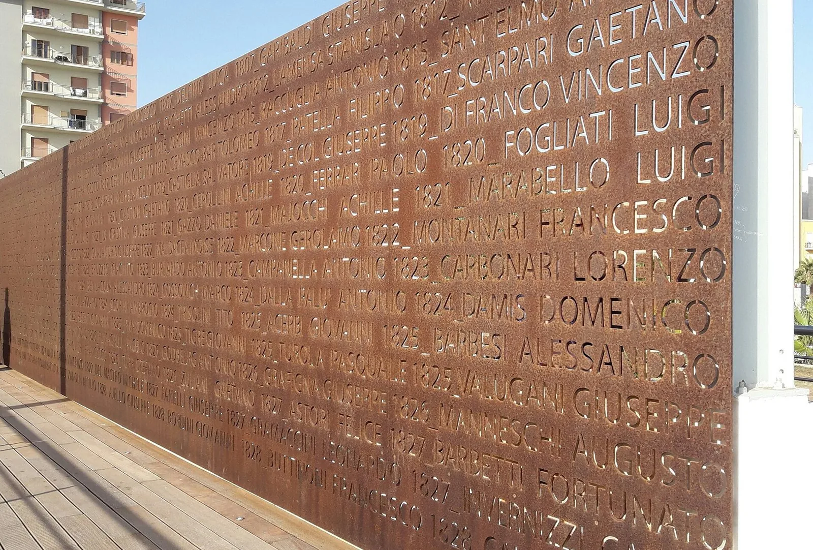 Particolare del Monumento ai Mille a Marsala: una parete metallica traforata con i nomi dei volontari della spedizione